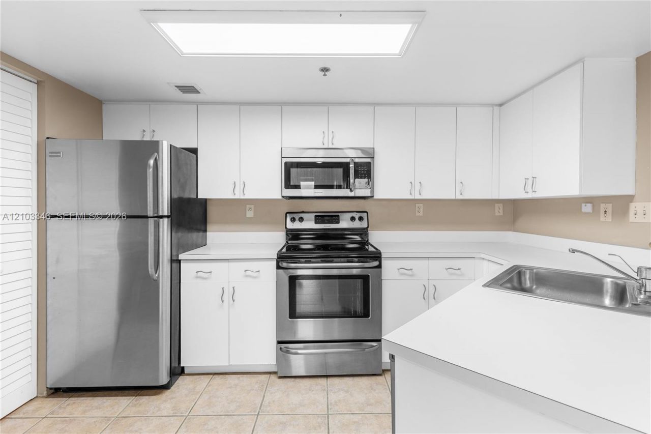 2351 Douglas Rd , Unit 611, Miami, FL 33145 Photo