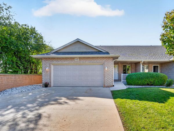 539 Bolson Dr, Oconomowoc, WI 53066