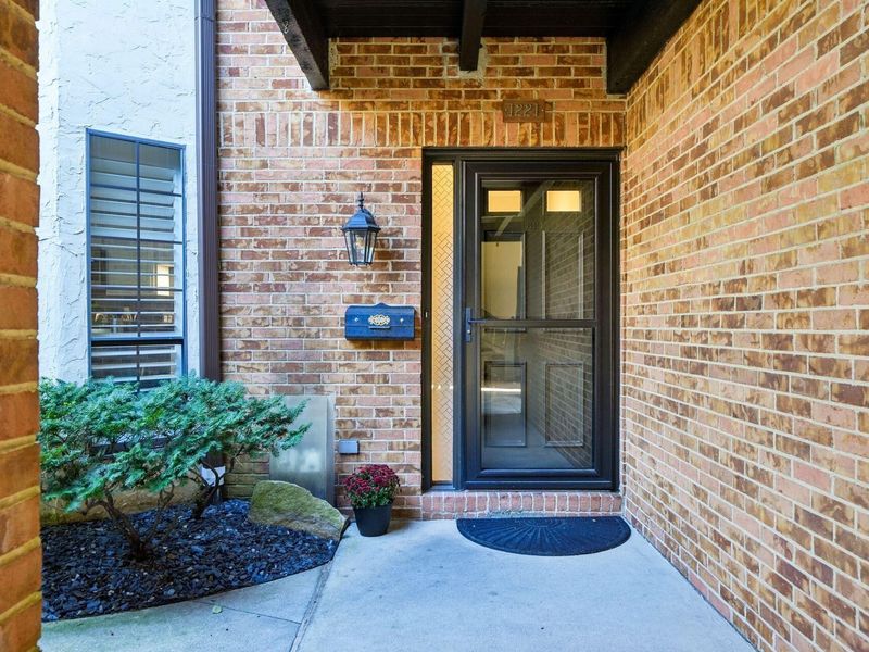 1221 Fountaine Drive, Columbus, OH 43221 Photo 3