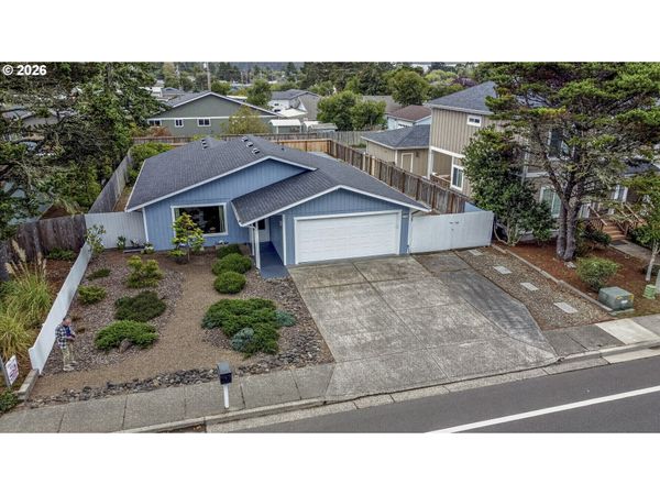 1142 9TH ST, Florence, OR 97439