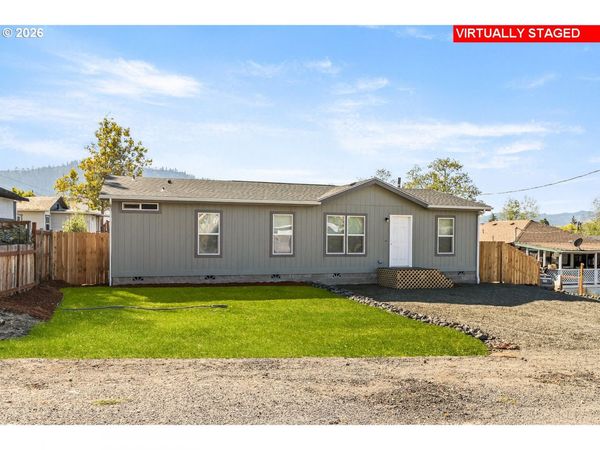 271 SE ROBINSON ST, Winston, OR 97496