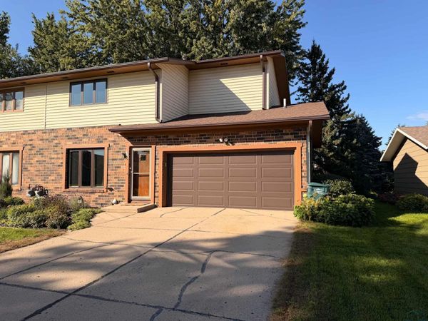 803 4th St NW, Orange City, IA 51041