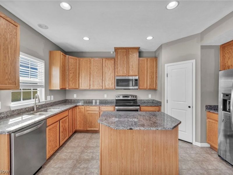 9092 Stonegate Circle, North Ridgeville, OH 44039 Photo 5
