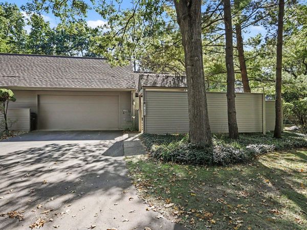 1013 Essex Circle, Kalamazoo, MI 49008