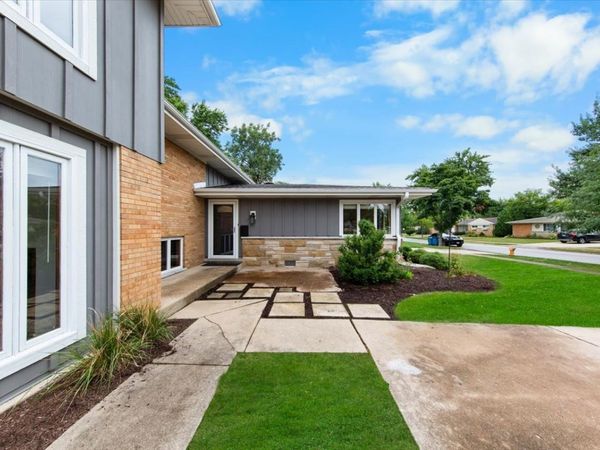 558 E Park Avenue , Elmhurst, IL 60126