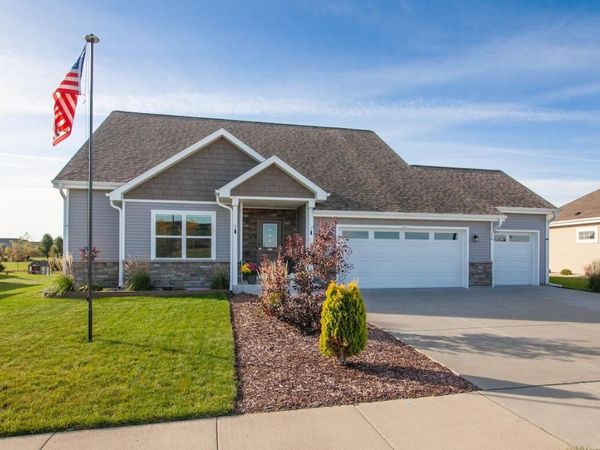 1451 Whalen DRIVE, Oconomowoc, WI 53066