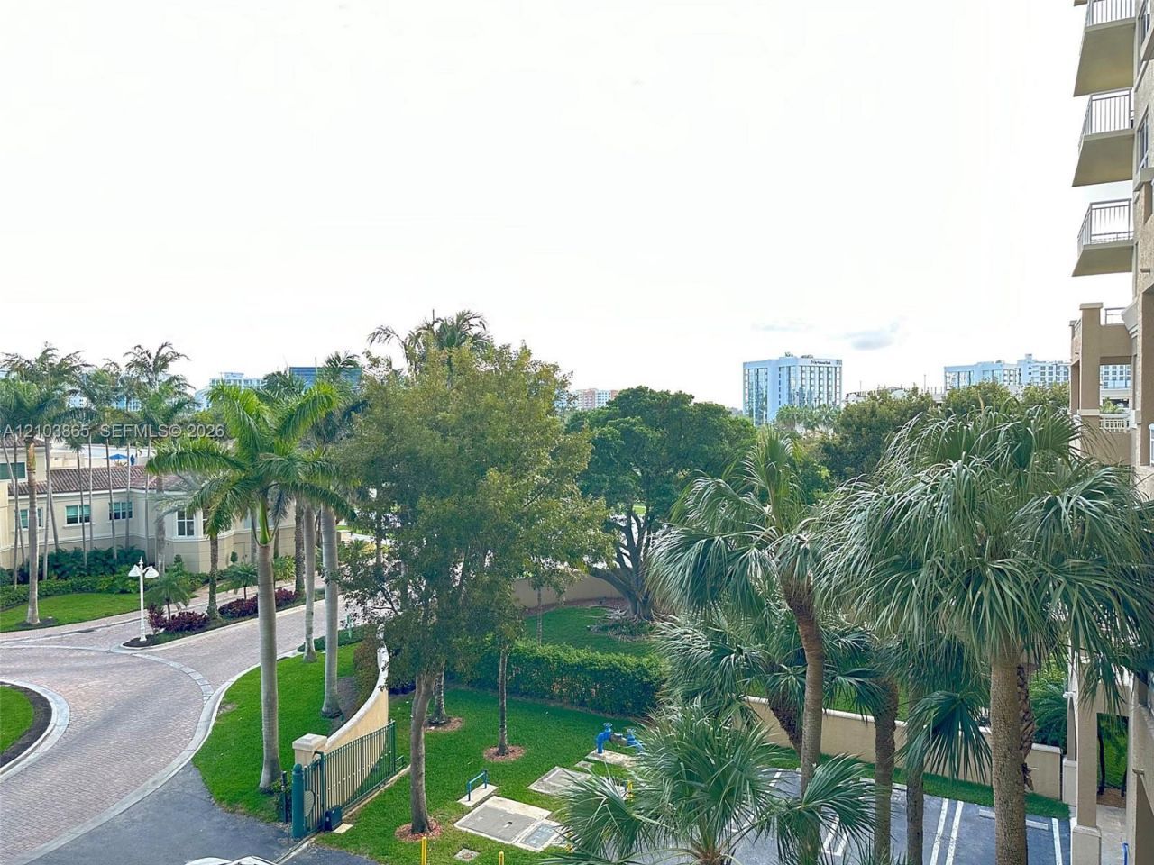 19501 W Country Club Dr , Unit 406, Aventura, FL 33180 Photo