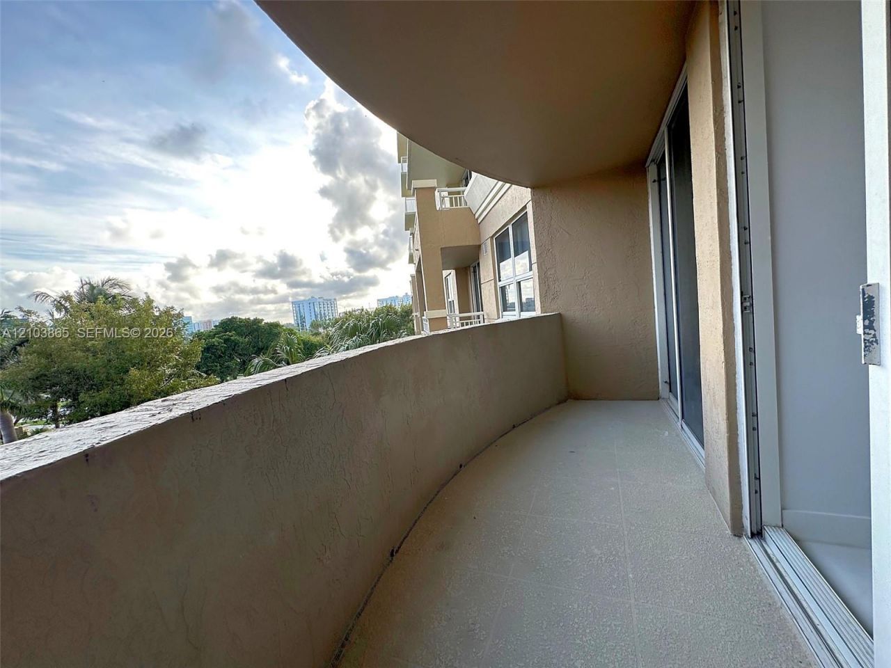 19501 W Country Club Dr , Unit 406, Aventura, FL 33180 Photo