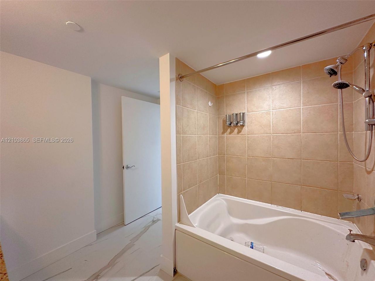 19501 W Country Club Dr , Unit 406, Aventura, FL 33180 Photo