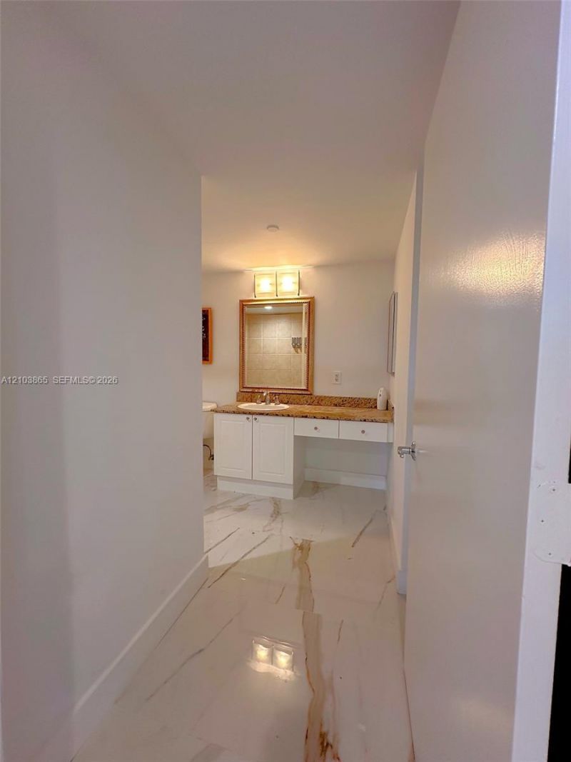 19501 W Country Club Dr , Unit 406, Aventura, FL 33180 Photo