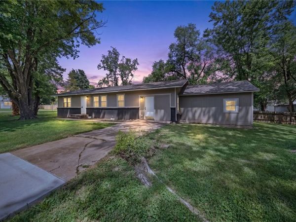 900 N Davis Street , Pea Ridge, AR 72751