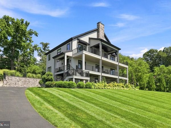 327 E WOODS DRIVE, LITITZ, PA 17543