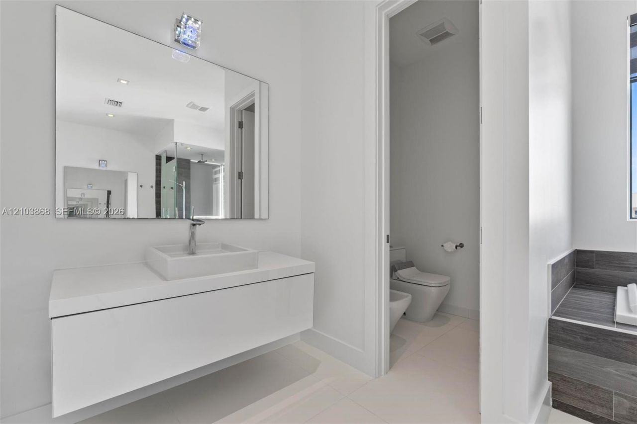 10431 NW 68th Ter , Doral, FL 33178 Photo