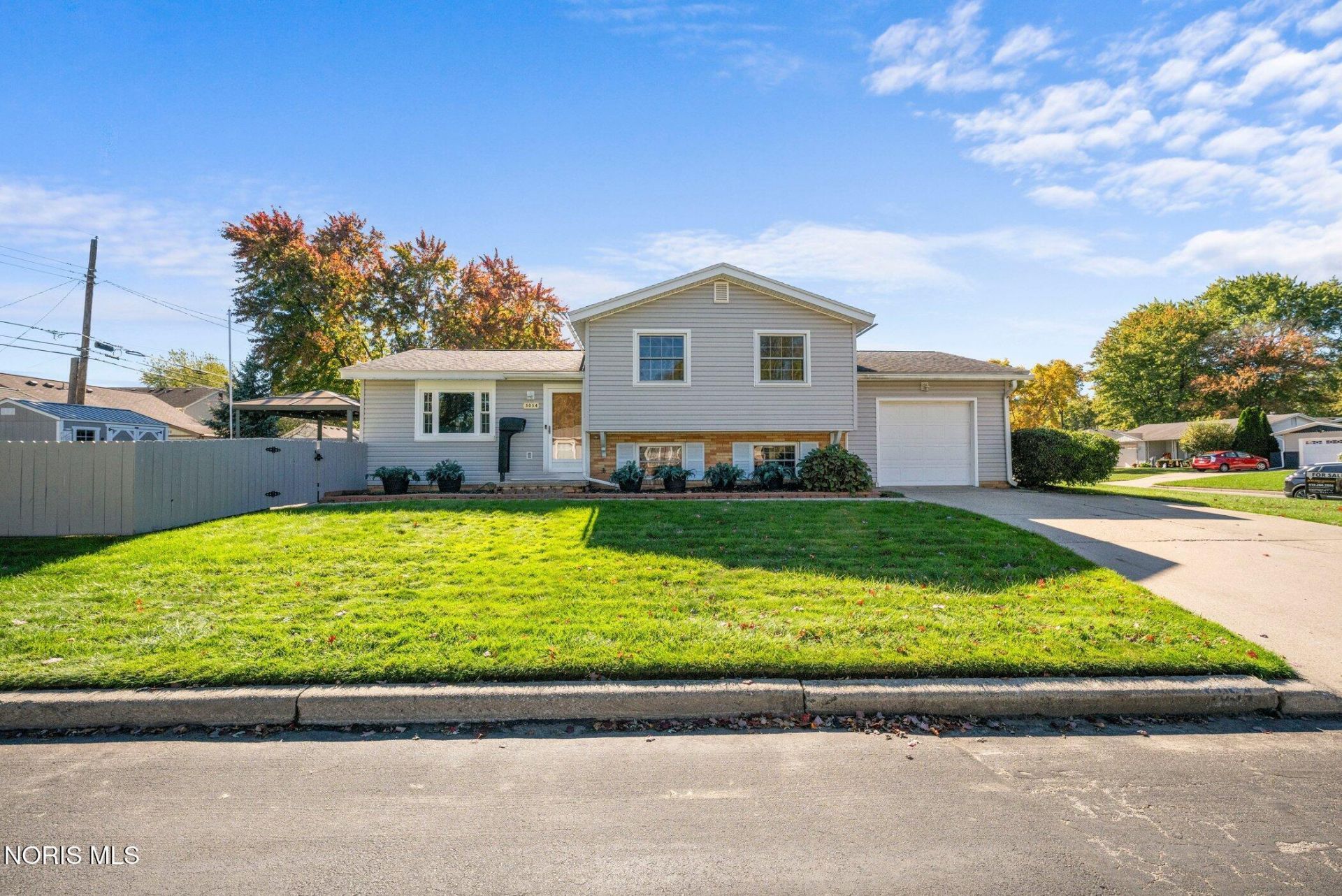 5054 Oakridge Drive, Toledo, OH 43623 Main Photo