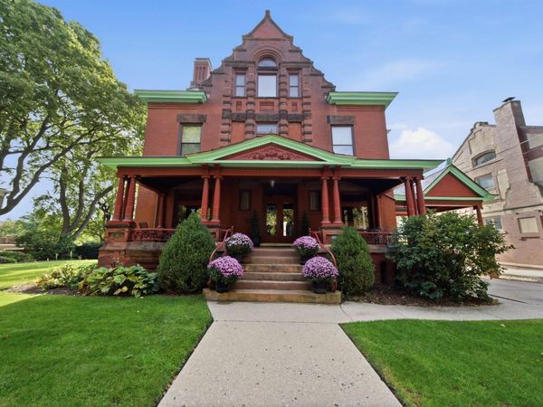 518 W HIGH Street, Peoria, IL 61606
