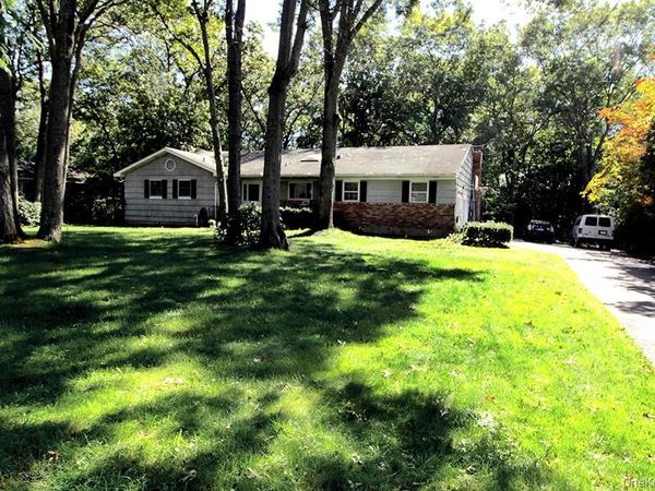 16 Argyle Place, Smithtown, NY 11787