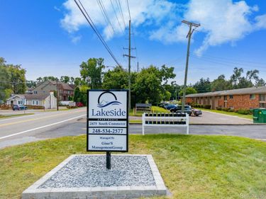2475 S COMMERCE Road, Unit 3, Wolverine Lake Village, Mi 48390