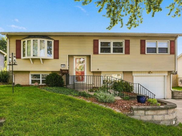 3123 Somerset Drive , Bettendorf, IA 52722