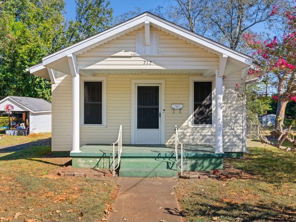 712 Water St, Tuscumbia, AL 35674