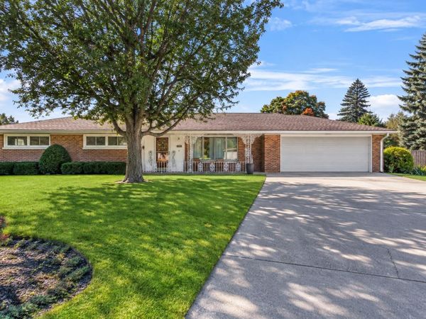 409 Vernon Ave, Thiensville, WI 53092