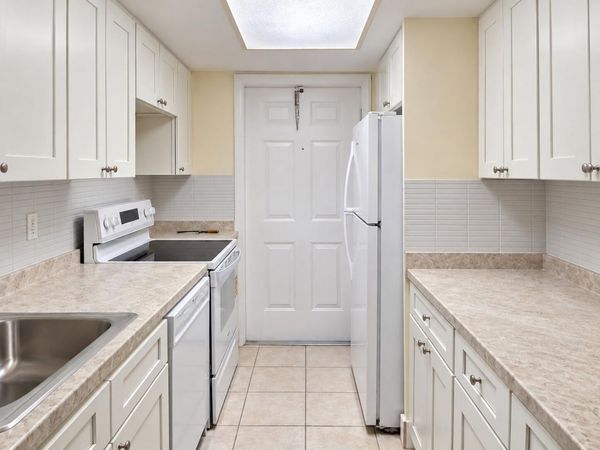 1500 CRESCENT Circle, Unit B210, Lake Park, FL 33403