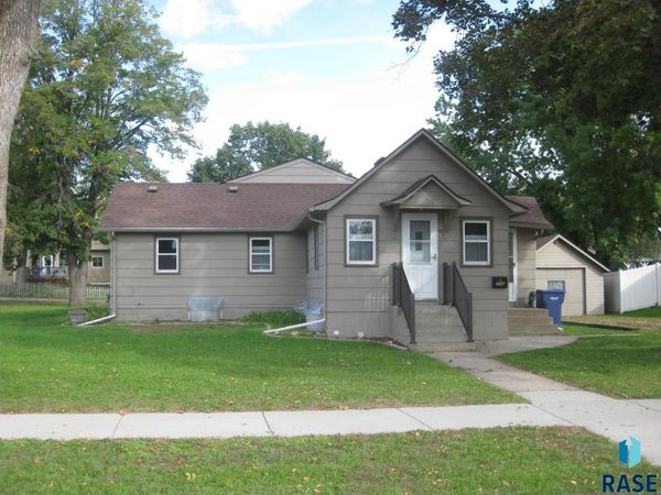 712 E 3rd St, Dell Rapids, SD 57022