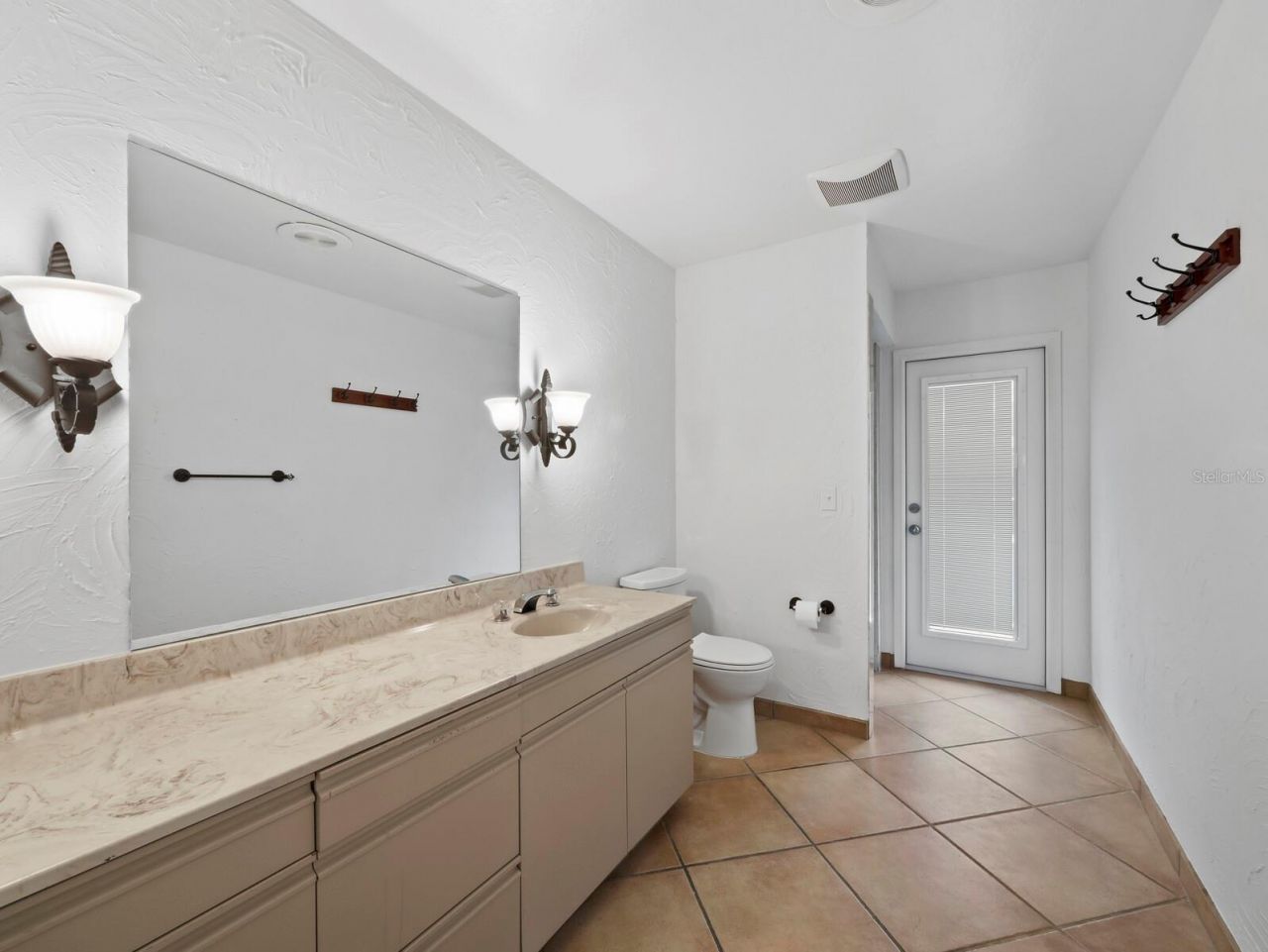 6945 Country Lakes Circle , Sarasota, FL 34243 Photo