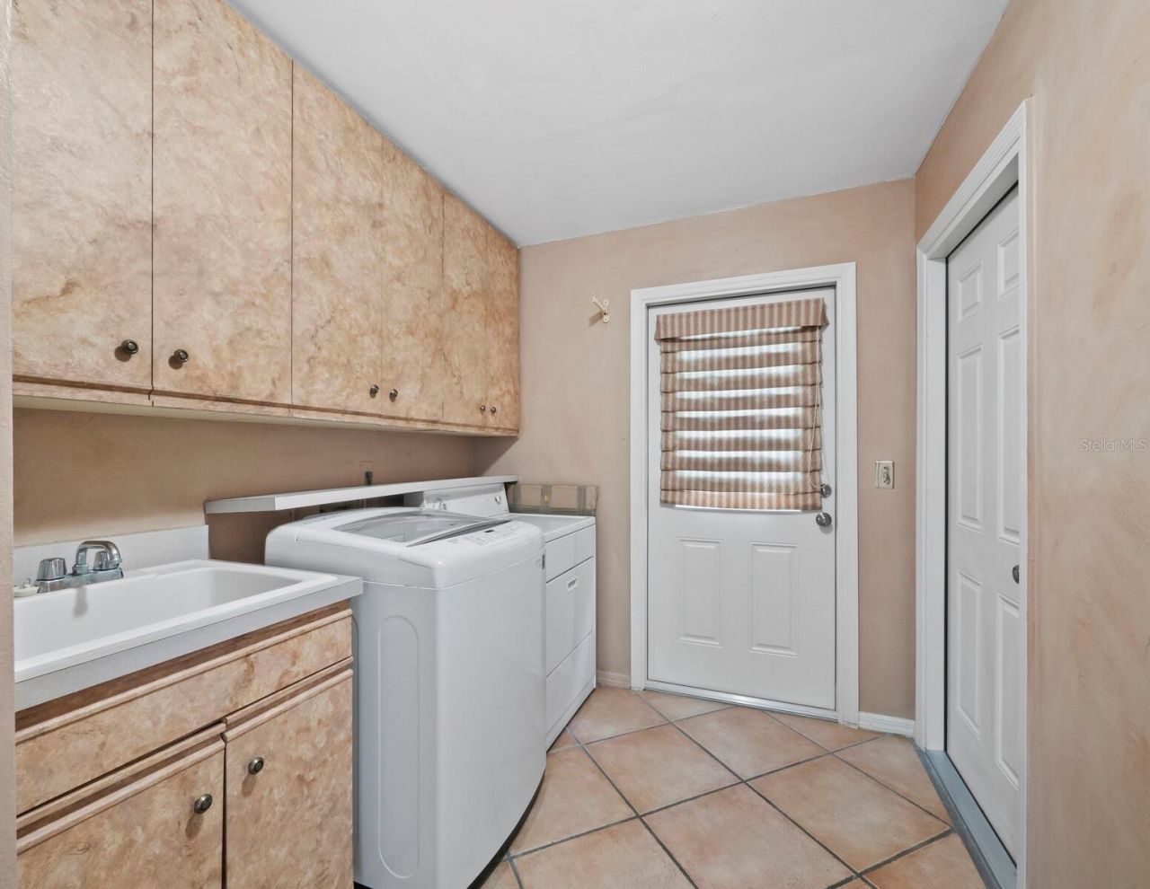 6945 Country Lakes Circle , Sarasota, FL 34243 Photo