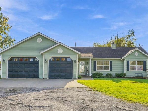 2166 Stewart Dr, Washington, IA 52353