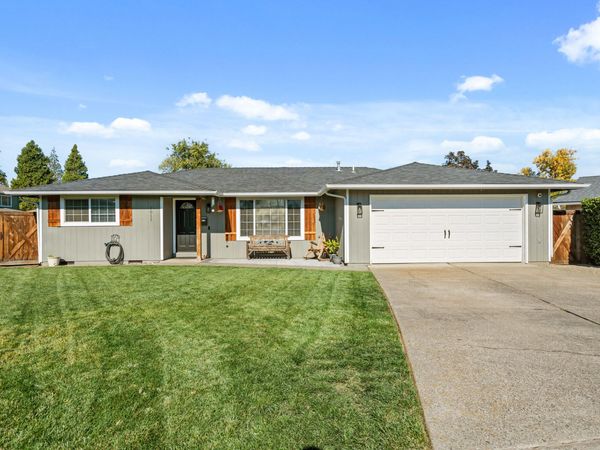 1011 Hermosa Drive, Central Point, OR 97502