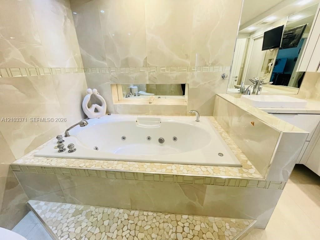 290 174th St, Unit 1118, Sunny Isles Beach, FL 33160 Photo