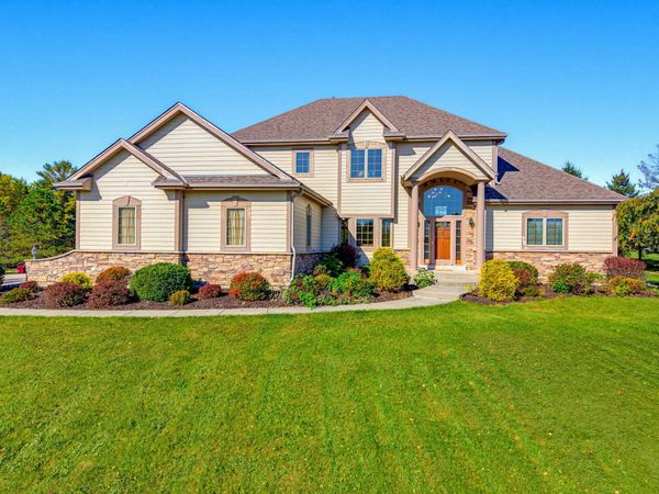 527 Winchester Pass, Richfield, WI 53017