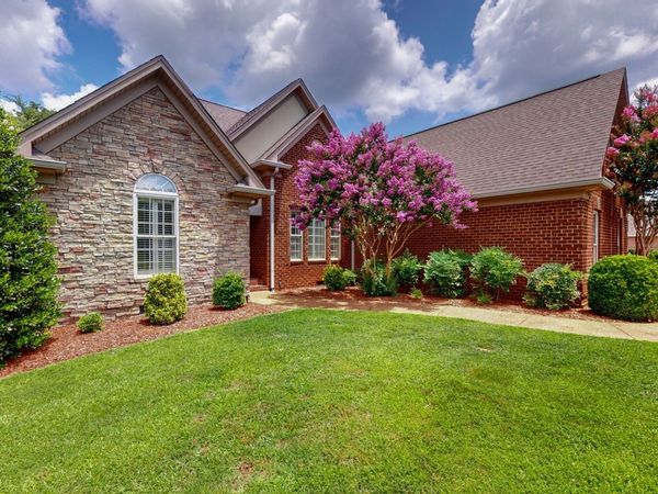 1007 Briarwood Dr , Cottontown, TN 37048