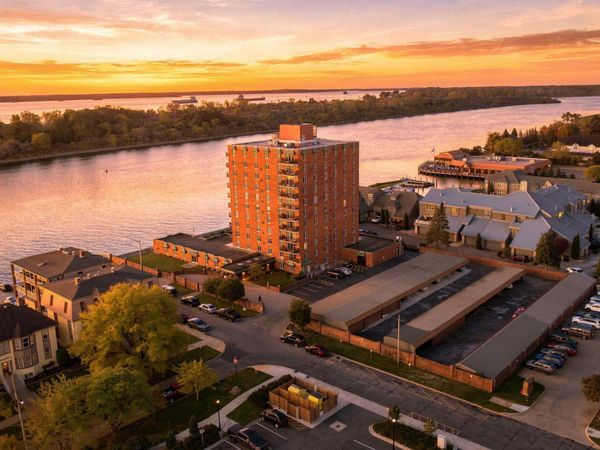 3301 Biddle Avenue, Unit 8B, Wyandotte, Mi 48192