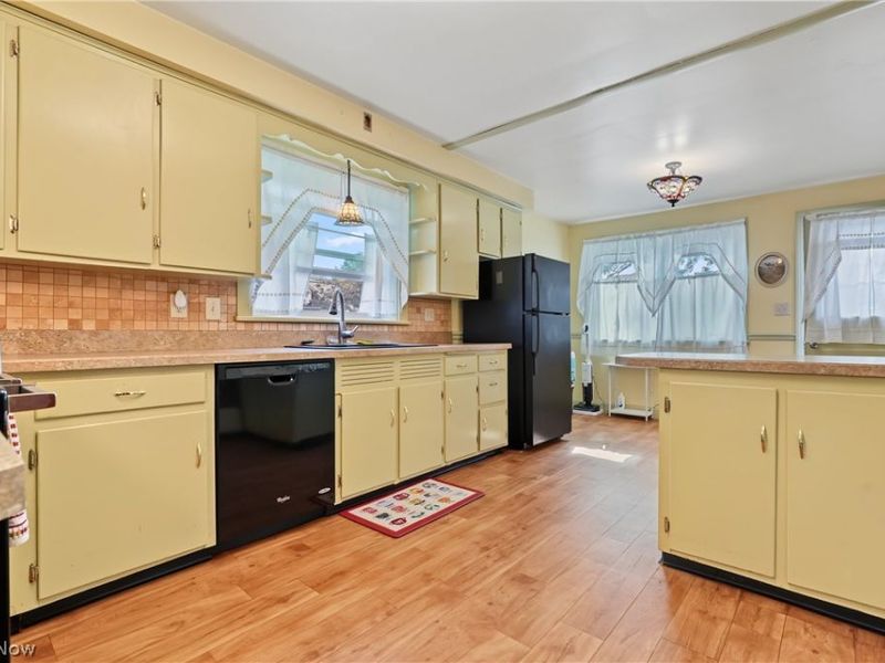 323 E Prospect Street, Girard, OH 44420 Photo 2