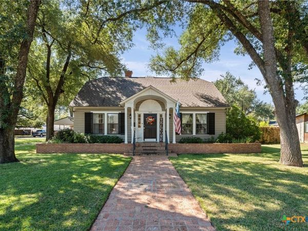 905 E 12th Street , Cameron, TX 76520