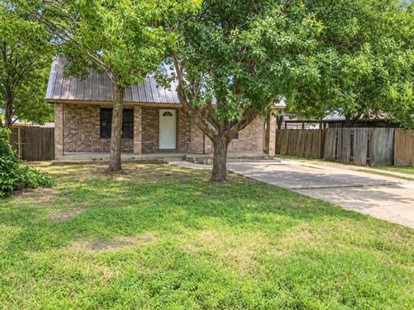 1017 W 3rd Street, Taylor, TX 76574