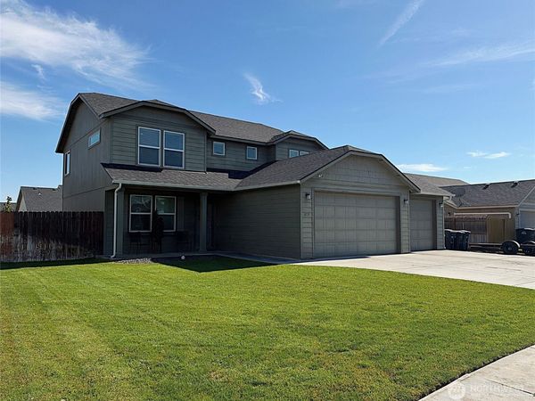 813 S Lakeland Drive, Moses Lake, WA 98837
