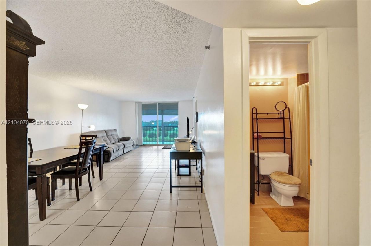 3001 W Rolling Hills Cir , Unit 702, Davie, FL 33328 Photo