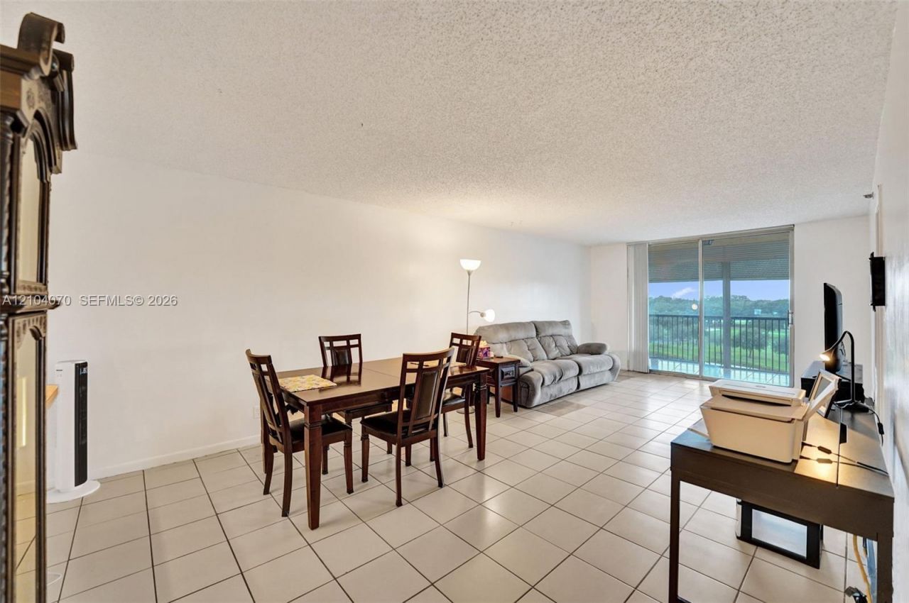 3001 W Rolling Hills Cir , Unit 702, Davie, FL 33328 Photo
