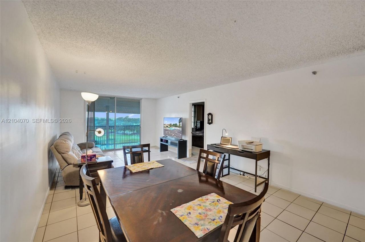 3001 W Rolling Hills Cir , Unit 702, Davie, FL 33328 Photo