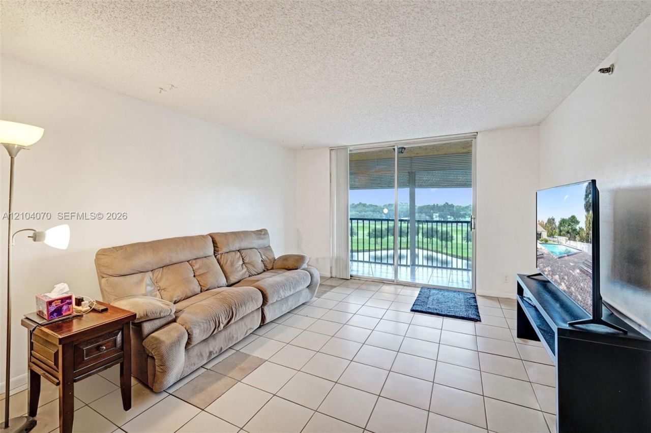 3001 W Rolling Hills Cir , Unit 702, Davie, FL 33328 Photo