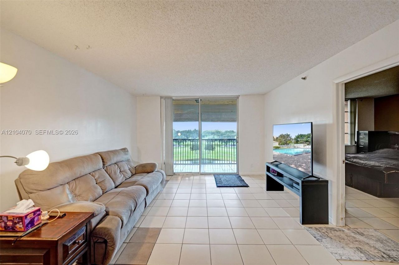3001 W Rolling Hills Cir , Unit 702, Davie, FL 33328 Photo