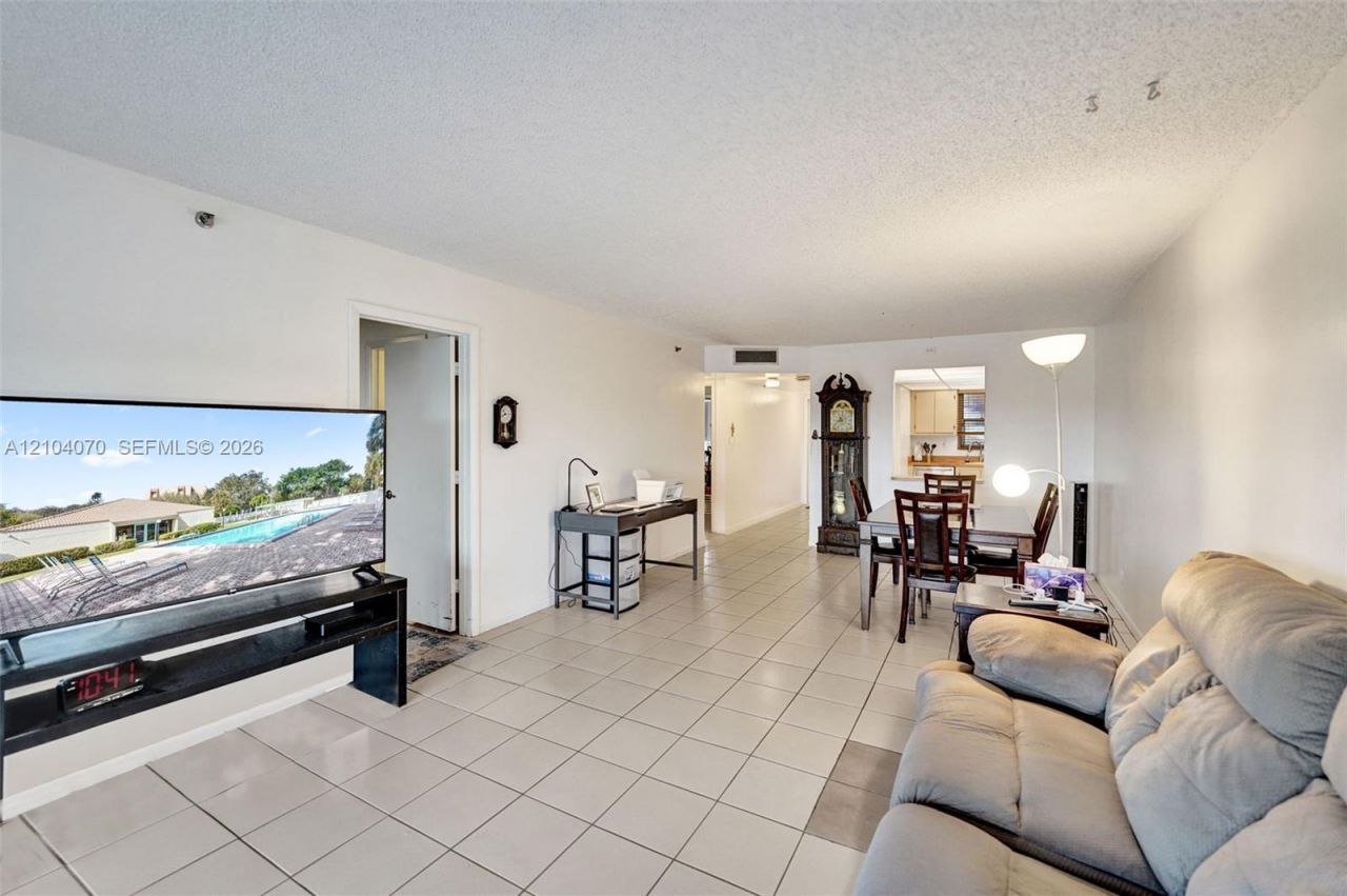 3001 W Rolling Hills Cir , Unit 702, Davie, FL 33328 Photo