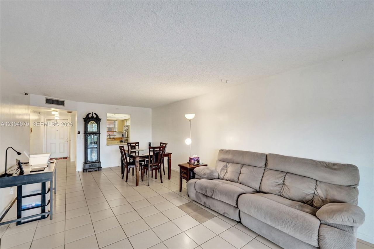 3001 W Rolling Hills Cir , Unit 702, Davie, FL 33328 Photo