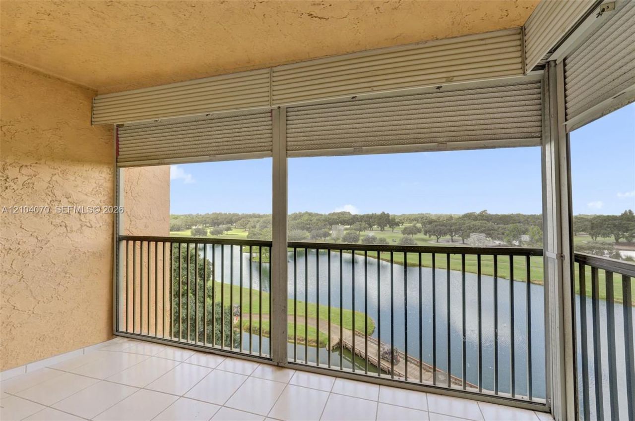 3001 W Rolling Hills Cir , Unit 702, Davie, FL 33328 Photo