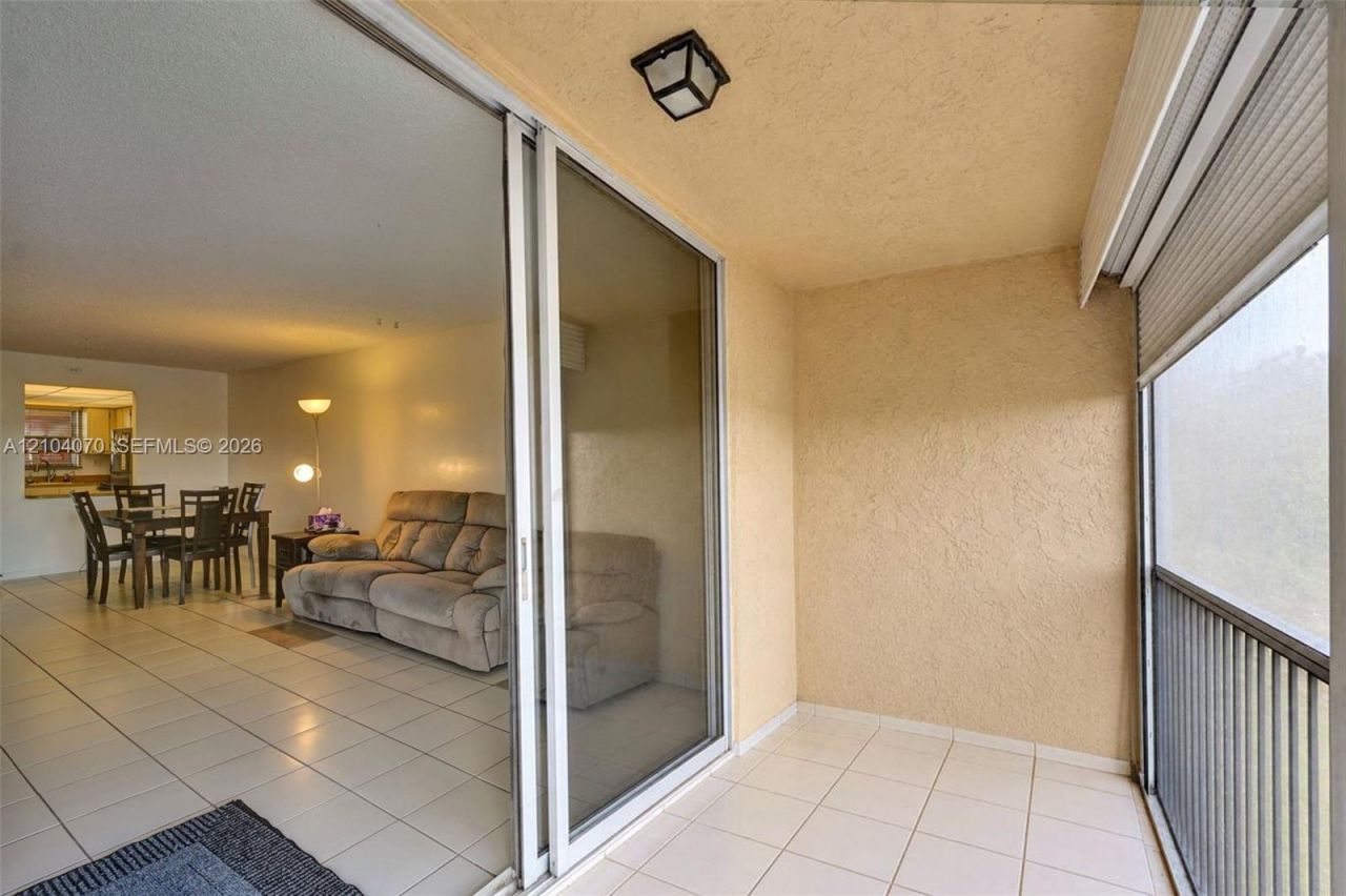 3001 W Rolling Hills Cir , Unit 702, Davie, FL 33328 Photo