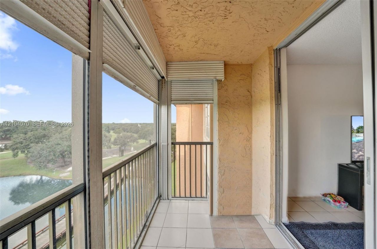 3001 W Rolling Hills Cir , Unit 702, Davie, FL 33328 Photo