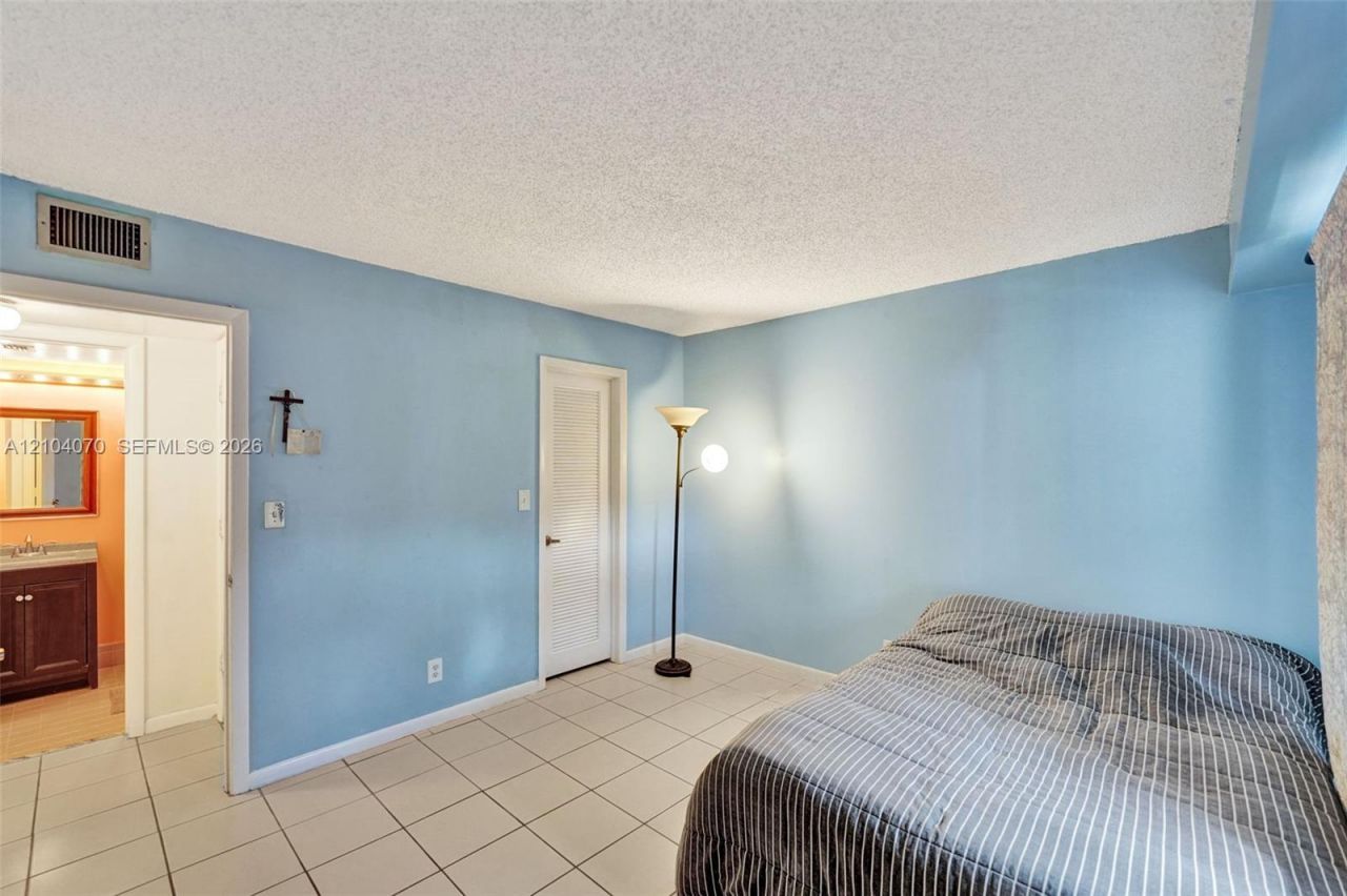 3001 W Rolling Hills Cir , Unit 702, Davie, FL 33328 Photo