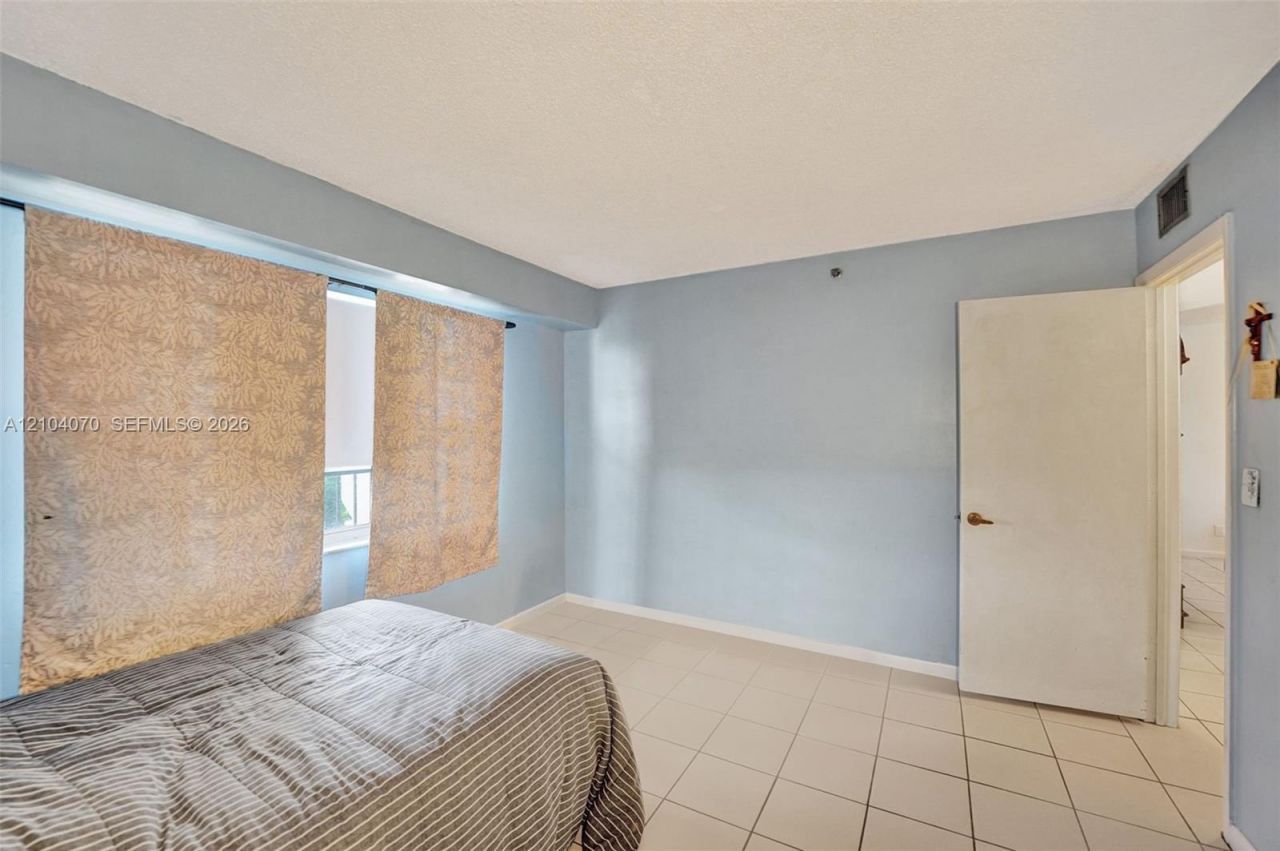 3001 W Rolling Hills Cir , Unit 702, Davie, FL 33328 Photo